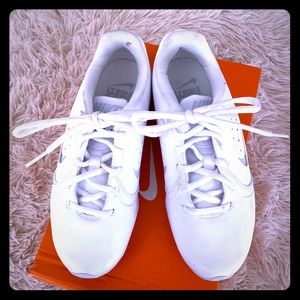 Nike sideline cheer tennis shoe
